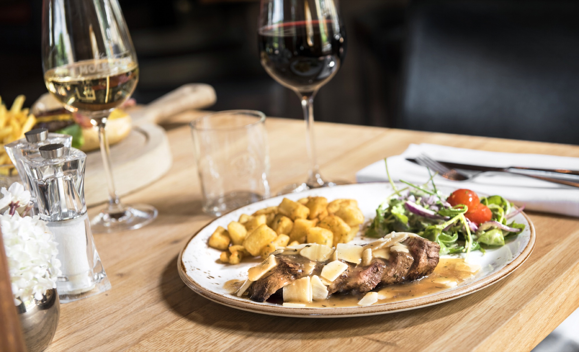 Biefstuk met gebakken aardappeltjes en salade