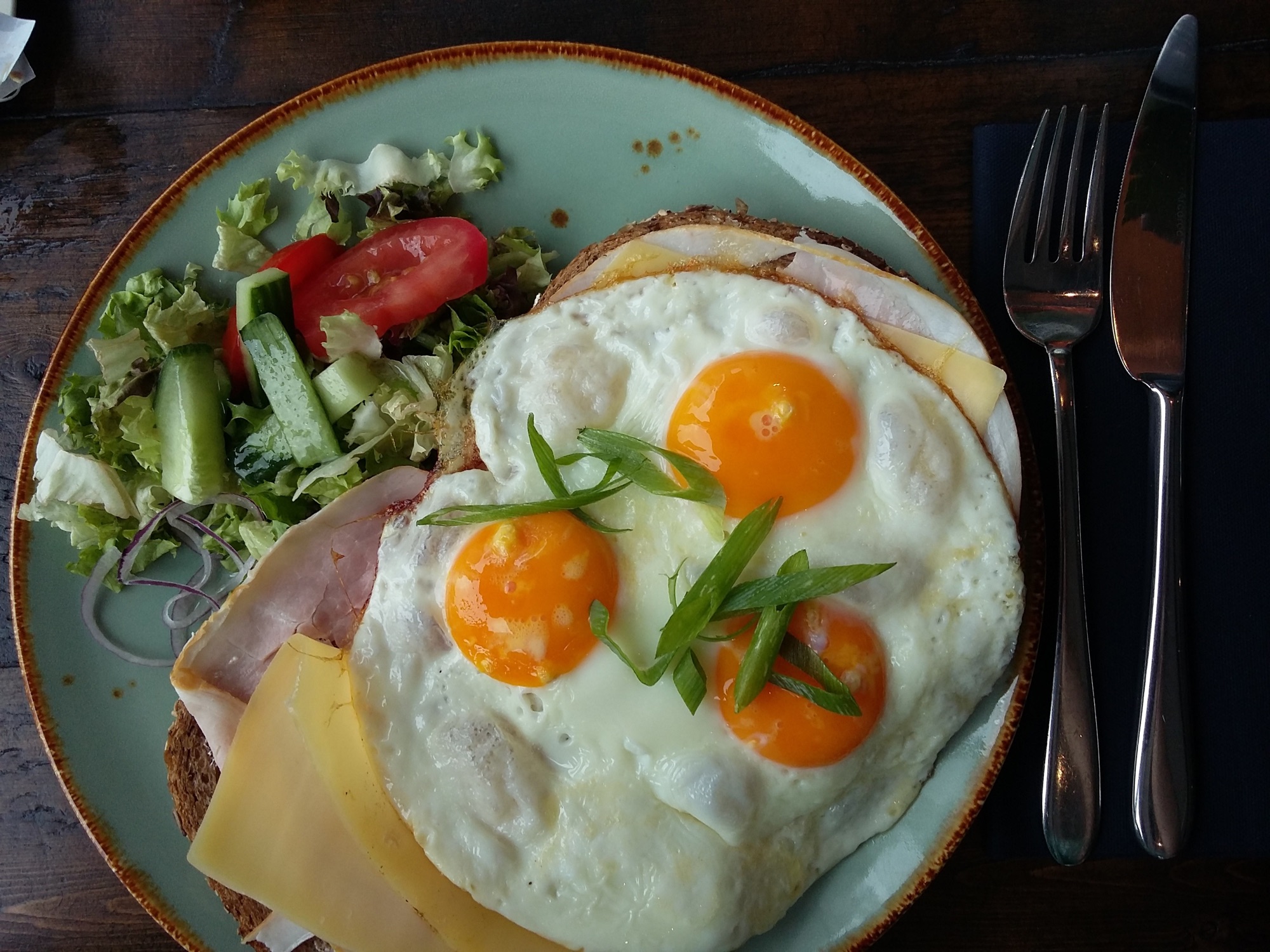 Uitsmijter met gebakken eieren en frisse salade